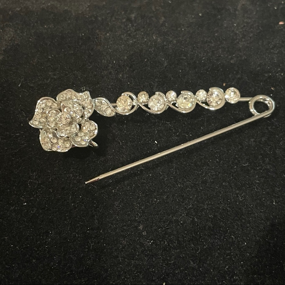 Women’s Rose 🌹 bling brooch/pin
